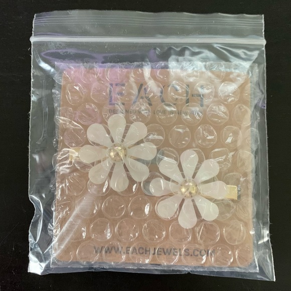 Each Jewels mother of pearl flower barrette set - Picture 2 of 5